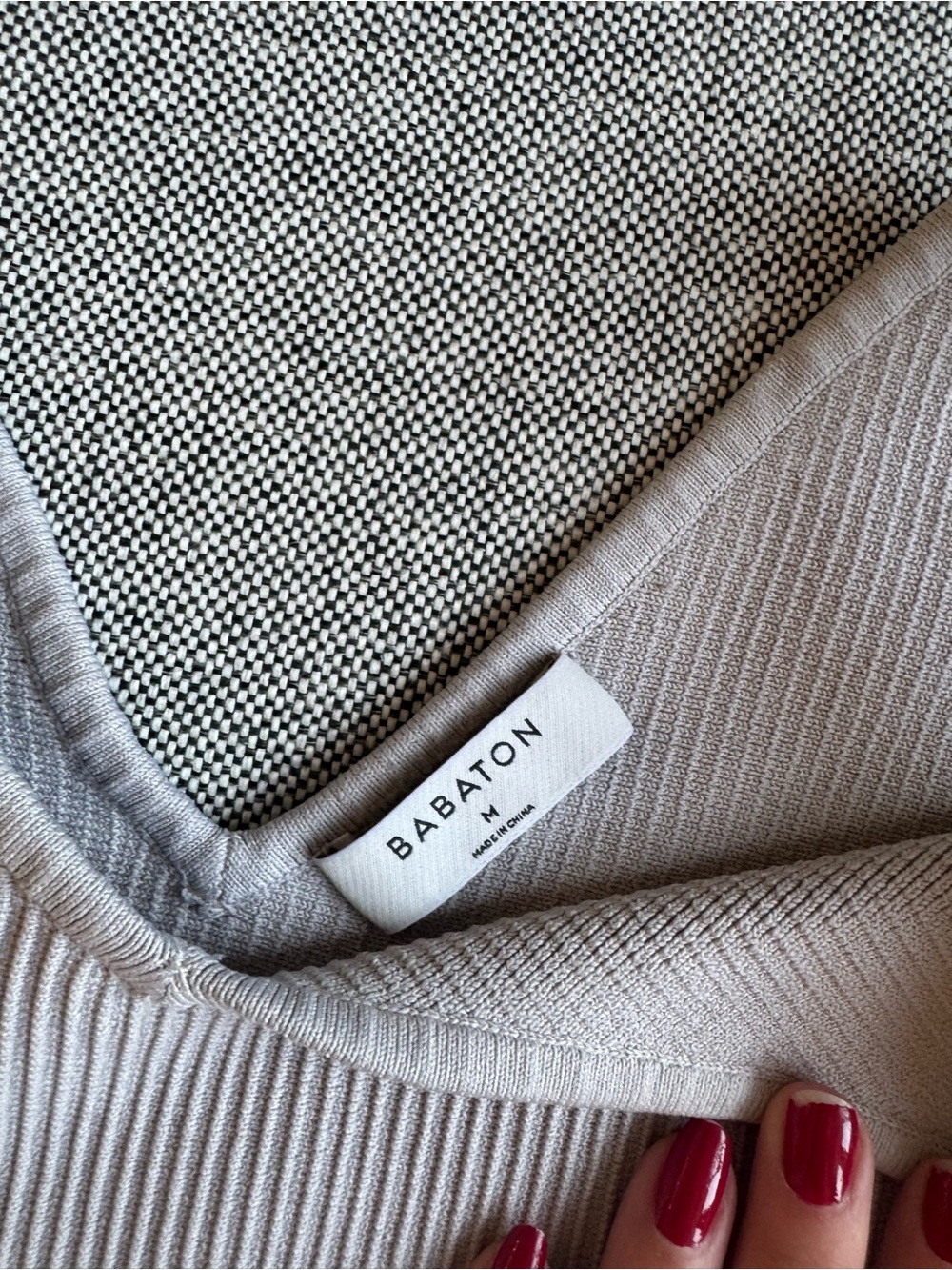 Aritzia Babaton V neck Contour Top - Picture 2 of 4